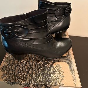 Sabrina Cobb Hill Womans boot. Size 10.